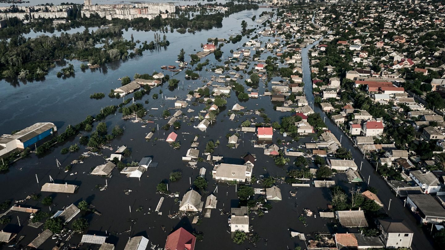 Invasion durch Russland: In der Folge werden ganze Landstriche und Ortschaften überschwemmt, wie hier Teile von Cherson, und der Stausee trocknet aus. Die Schäden an Umwelt, Landwirtschaft und Infrastruktur gehen in die Milliarden. Die Ukraine ist überzeugt, dass Russland das Bauwerk absichtlich gesprengt hat. Auch viele internationale Experten halten das für wahrscheinlich. Moskau dementiert den Vorwurf. In der Folge werden ganze Landstriche und Ortschaften überschwemmt, wie hier Teile von Cherson, und der Stausee trocknet aus. Die Schäden an Umwelt, Landwirtschaft und Infrastruktur gehen in die Milliarden. Die Ukraine ist überzeugt, dass Russland das Bauwerk absichtlich gesprengt hat. Auch viele internationale Experten halten das für wahrscheinlich. Moskau dementiert den Vorwurf.