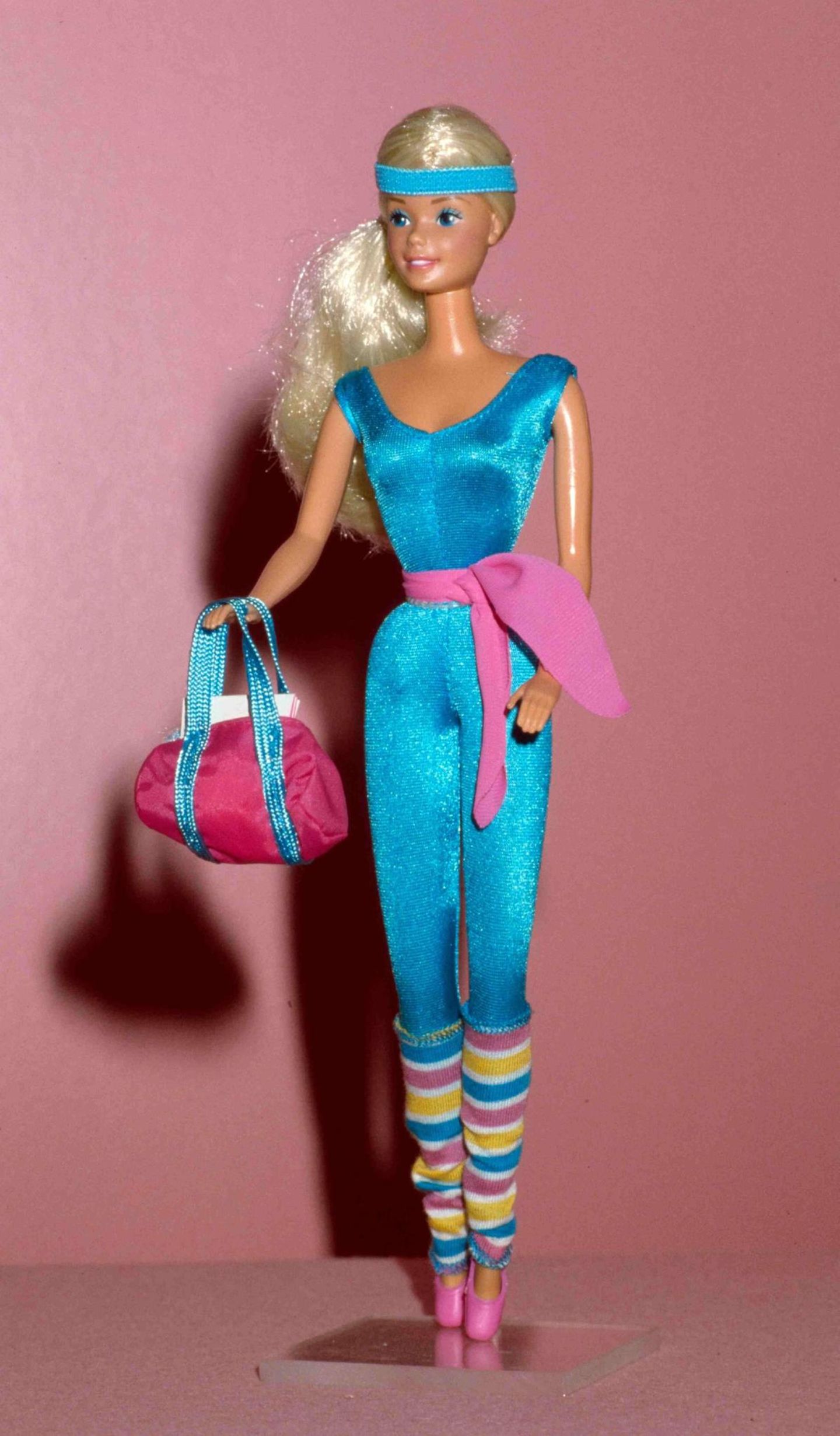 Wohl kaum. Denn die ersten Schritte in Richtung Diversity endeten genau zehn Jahre später mit dem Aufkommen der "Superstar Barbie", deren Visage die nächsten 20 Jahre für die Barbie verwendet wurde: Ein breites Lächeln, große, blaue Augen, Grübchen am Kinn und blondes Haar prägten die Optik der Puppe von nun an. Zudem wurde die Barbie größer und dünner, bekam extra lange Beine und eine Wespentaille. Auch geschminkt war sie von nun an deutlich kräftiger – in satten Farben, die sich dem Stil der 80er anpassten. Andere Haarfarben als Blond gab es nicht mehr, schließlich orientierten sich die Macher an den Ikonen der Zeit – und die waren meist, man denke an Jane Fonda oder Madonna, Blondinen. 