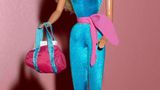 Wohl kaum. Denn die ersten Schritte in Richtung Diversity endeten genau zehn Jahre später mit dem Aufkommen der "Superstar Barbie", deren Visage die nächsten 20 Jahre für die Barbie verwendet wurde: Ein breites Lächeln, große, blaue Augen, Grübchen am Kinn und blondes Haar prägten die Optik der Puppe von nun an. Zudem wurde die Barbie größer und dünner, bekam extra lange Beine und eine Wespentaille. Auch geschminkt war sie von nun an deutlich kräftiger – in satten Farben, die sich dem Stil der 80er anpassten. Andere Haarfarben als Blond gab es nicht mehr, schließlich orientierten sich die Macher an den Ikonen der Zeit – und die waren meist, man denke an Jane Fonda oder Madonna, Blondinen. 