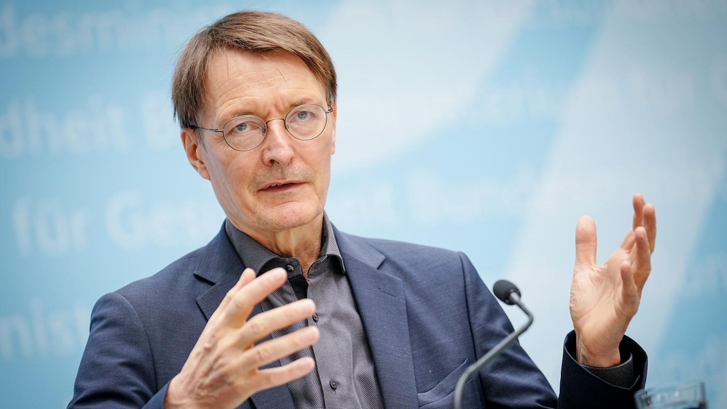 Karl Lauterbach, Bundesminister für Gesundheit, plant ein Rauchverbot im Auto, wenn Kinder oder Schwangere dabei sind