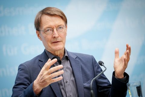 Karl Lauterbach, Bundesminister für Gesundheit, plant ein Rauchverbot im Auto, wenn Kinder oder Schwangere dabei sind