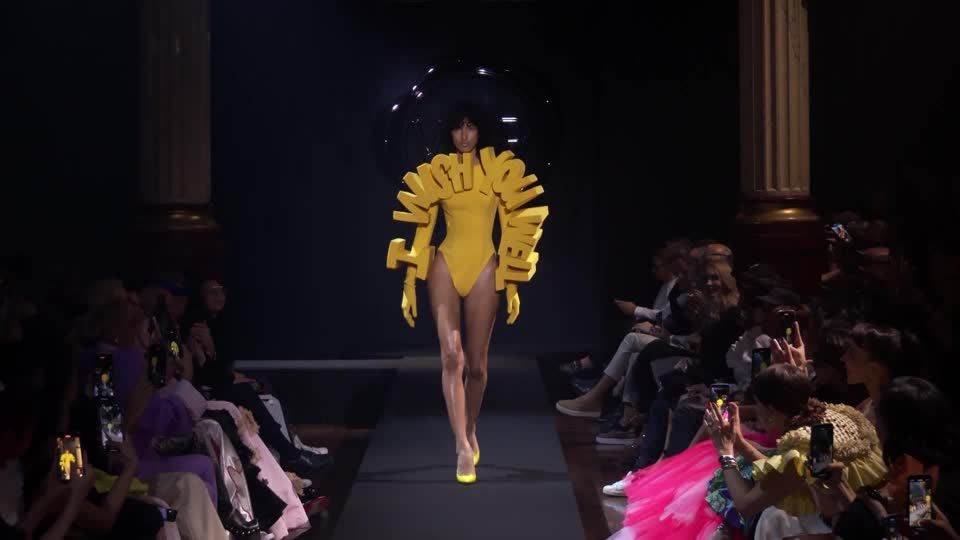 Video: Viktor & Rolf: Niederländisches Label zeigt "Embodiment"-Kollektion