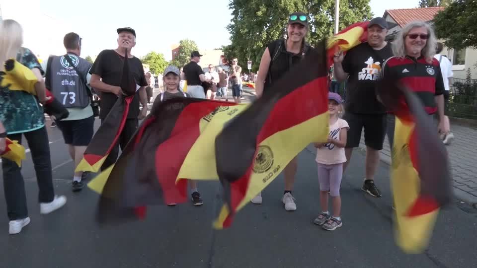 Video: Trotz Niederlage gegen Sambia: Fans der Frauen-Nationalmannschaft blicken WM optimistisch entgegen