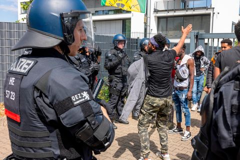 Beamte und in Gewahrsam genommene Personen am Rande des Eritrea-Festival Gießen