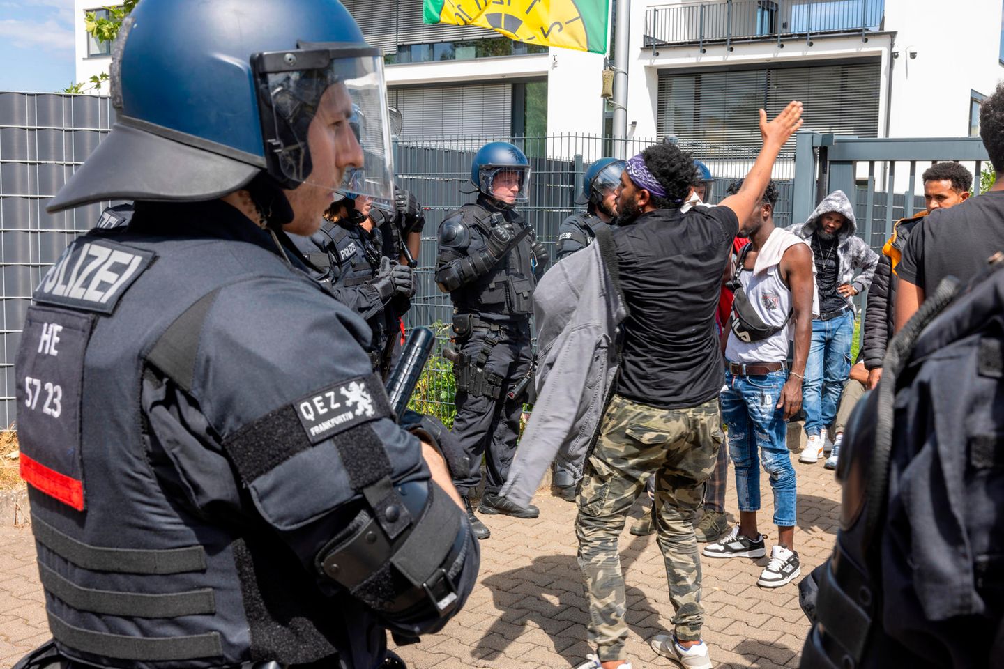 Beamte und in Gewahrsam genommene Personen am Rande des Eritrea-Festival Gießen