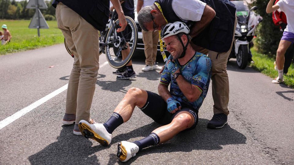 Mark Cavendish mit schmerzverzerrtem Gesicht nach einem Sturz bei der Tour de France