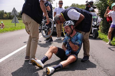 Mark Cavendish mit schmerzverzerrtem Gesicht nach einem Sturz bei der Tour de France