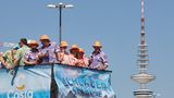 Die Hüte so orange wie der Himmel blau: Angesichts der sommerlichen Hitze in Hamburg taten diese Schlagermove-Besucher gut daran, ihre Köpfe gegen die pralle Sonne zu schützen. Damit das Dosenbier nicht zu doll knallt.