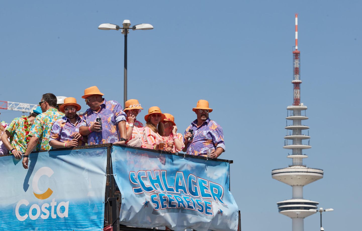 Schlagermove 2023 Hunderttausende feiern in Hamburg eine bunte Party
