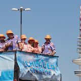 Die Hüte so orange wie der Himmel blau: Angesichts der sommerlichen Hitze in Hamburg taten diese Schlagermove-Besucher gut daran, ihre Köpfe gegen die pralle Sonne zu schützen. Damit das Dosenbier nicht zu doll knallt.