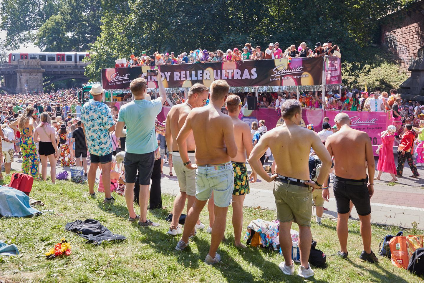 Bei sommerlichen Temperaturen von rund 30 Grad wurde es so manchem Besucher zu heiß. Diese Herren nahmen den Titel eines Mickie-Krause-Hits durchaus wörtlich: "Zieh dich aus kleine Maus".
