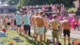 Bei sommerlichen Temperaturen von rund 30 Grad wurde es so manchem Besucher zu heiß. Diese Herren nahmen den Titel eines Mickie-Krause-Hits durchaus wörtlich: "Zieh dich aus kleine Maus".