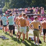 Bei sommerlichen Temperaturen von rund 30 Grad wurde es so manchem Besucher zu heiß. Diese Herren nahmen den Titel eines Mickie-Krause-Hits durchaus wörtlich: "Zieh dich aus kleine Maus".