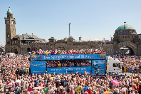 Vom Start am Heiligengeistfeld ging es zunächst hinunter zu den Landungsbrücken, wo eine gewaltige Menschenmenge auf die Trucks wartete