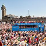 Vom Start am Heiligengeistfeld ging es zunächst hinunter zu den Landungsbrücken, wo eine gewaltige Menschenmenge auf die Trucks wartete