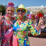 Diese beiden Frauen sehen so aus, als hätten sich mächtig Lust auf den Schlagermove: Nachdem die Veranstaltung 2020 und 2021 pandemiebedingt ausgefallen war, kamen im Vorjahr 400.000 Menschen zu der bunten Party. Und auch in diesem Jahr waren es wieder Hunderttausende, die bei großer Hitze ausgelassen feierten.