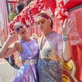 Sie gehören zu den "prominenten" Teilnehmern des diesjährigen Schlagermoves: Micaela Schäfer und Julian Stoeckel (r) stehen auf dem Heiligengeistfeld vor dem "Bild"-Truck.