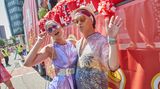 Sie gehören zu den "prominenten" Teilnehmern des diesjährigen Schlagermoves: Micaela Schäfer und Julian Stoeckel (r) stehen auf dem Heiligengeistfeld vor dem "Bild"-Truck.