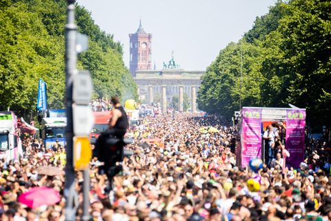  Menschen feiern bei der Technoparade "Rave the Planet" auf der Straße des 17. Juni vor dem Brandenburger Tor in Berlin