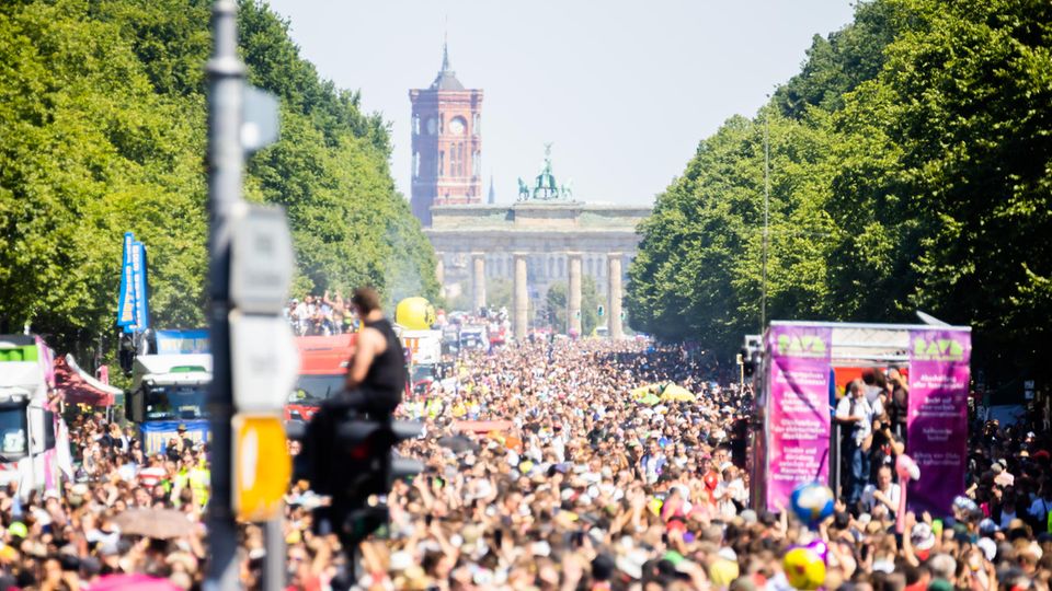  Er zijn mensen aanwezig op de Technoparade "Rave de planeet" aan de Straße des 17. Juni vóór de Brandenburger Tor in Berlijn