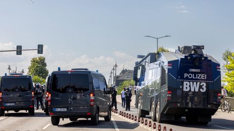 Einsatzkräfte der Polizei sichern am Samstag in Gießen das Eritrea-Festival