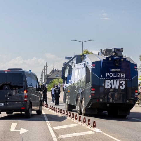 Einsatzkräfte der Polizei sichern am Samstag in Gießen das Eritrea-Festival