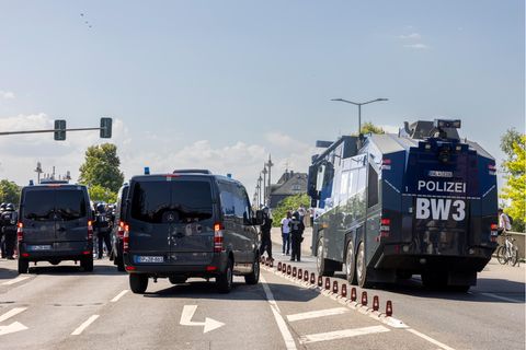 Einsatzkräfte der Polizei sichern am Samstag in Gießen das Eritrea-Festival