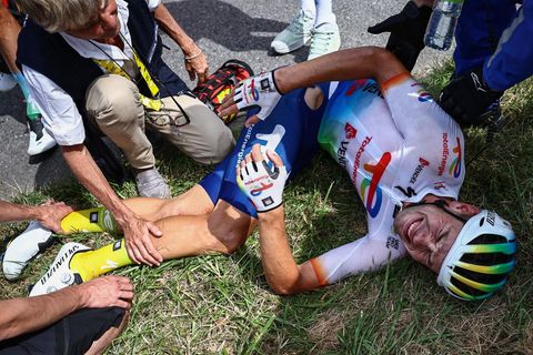 Steff Cras liegt nach seinem Sturz bei der Tour de France am Boden