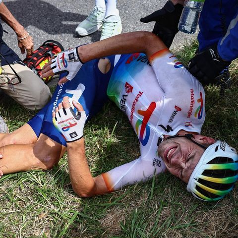 Steff Cras liegt nach seinem Sturz bei der Tour de France am Boden