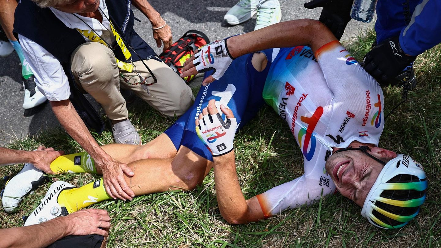 Steff Cras liegt nach seinem Sturz bei der Tour de France am Boden