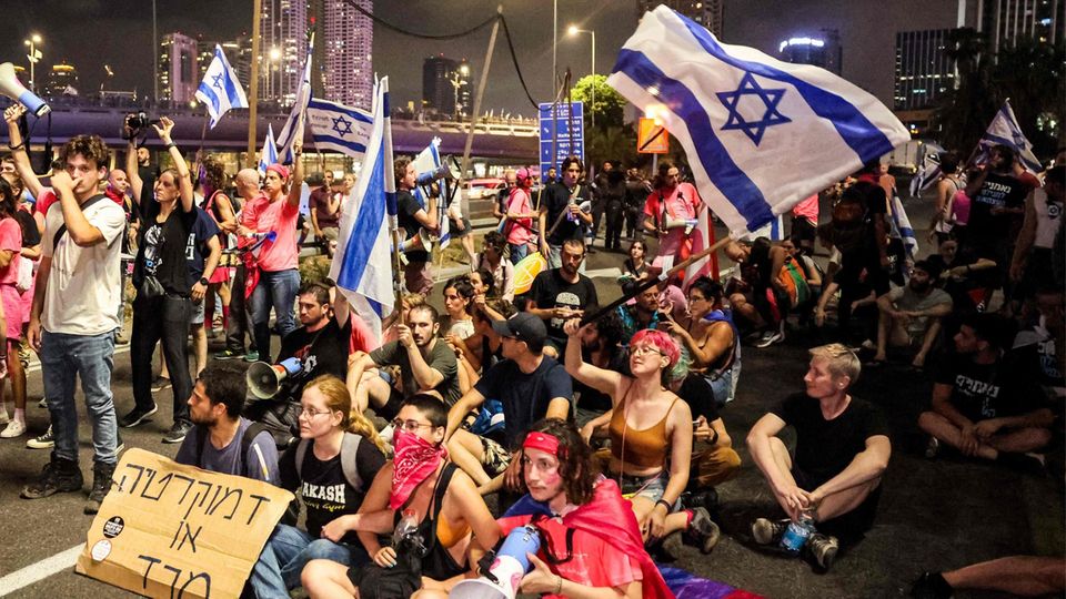 Demonstranten blockieren in Tel Aviv eine Autobahn während Protesten gegen die von Israels Regierung geplante Justizreform Demonstranten blockieren in Tel Aviv eine Autobahn während Protesten gegen die von Israels Regierung geplante Justizreform