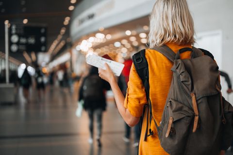 Frau mit Flugticket am Flughafen
