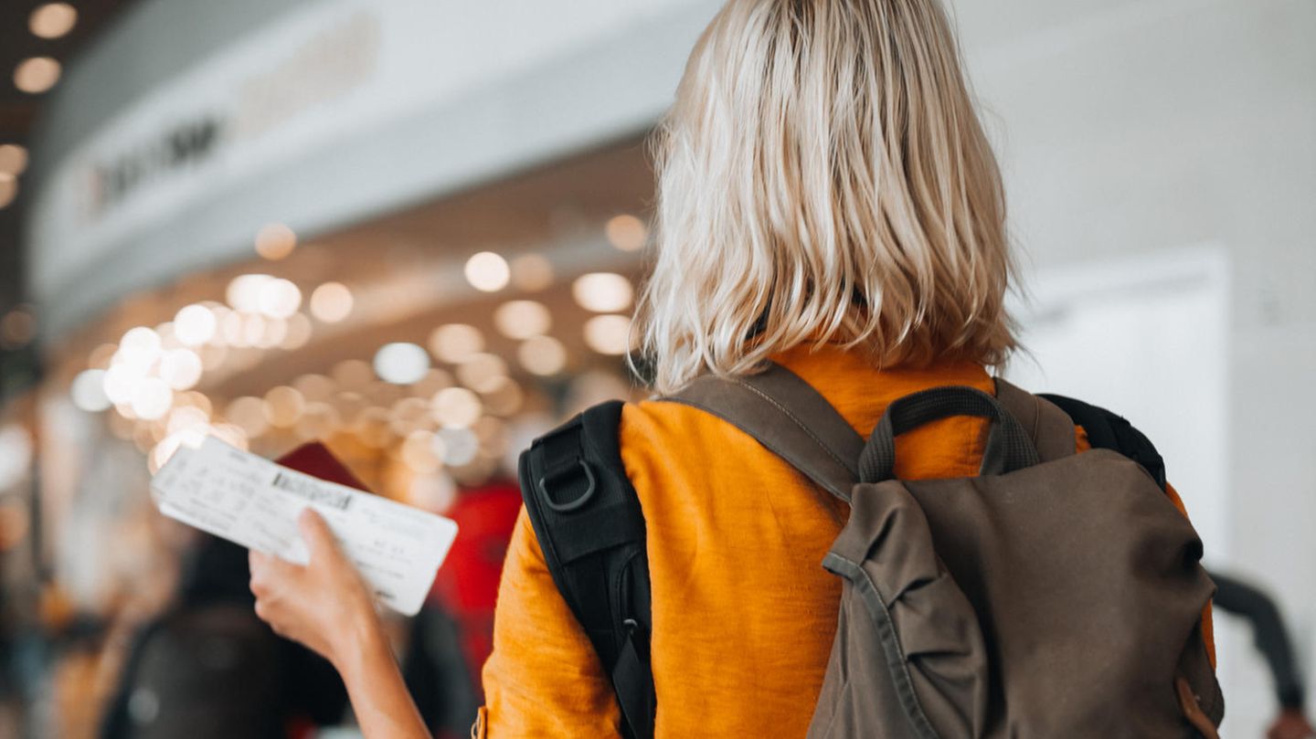 Frau mit Flugticket am Flughafen