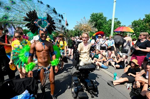 Bunt verkleidete Teilnehmer feiern bei der diesjährigen CSD-Parade in Köln