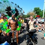 Bunt verkleidete Teilnehmer feiern bei der diesjährigen CSD-Parade in Köln
