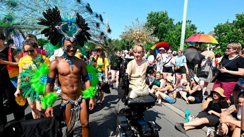 Bunt verkleidete Teilnehmer feiern bei der diesjährigen CSD-Parade in Köln