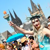 Eine Person in Freiheitsstatue-Köstüm