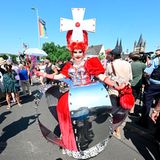 Eine Person in einem Kronen-Kostüm