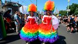 Zwei Teilnehmende in Regenbogenkleidern