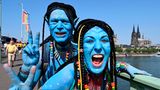 Bunt verkleidete Teilnehmer feiern den Start der diesjährigen CSD-Parade in Köln