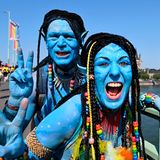 Bunt verkleidete Teilnehmer feiern den Start der diesjährigen CSD-Parade in Köln