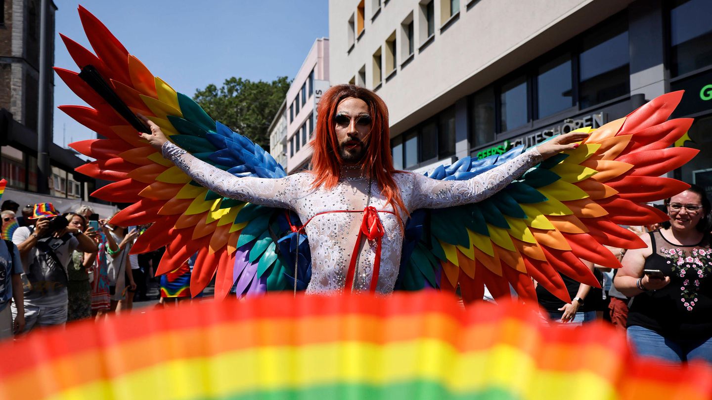 Teilnehmer als Drag Artist beim Christopher Street Day 2023 in Köln