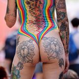 Teilnehmerin und Tattoo-Model Jay van Elmstreet in einem knappen Outfit beim Christopher Street Day 2023 in Köln