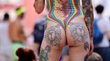 Teilnehmerin und Tattoo-Model Jay van Elmstreet in einem knappen Outfit beim Christopher Street Day 2023 in Köln