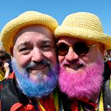 Bunt verkleidete Teilnehmer feiern den Start der diesjährigen CSD-Parade in der Stadt