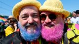 Bunt verkleidete Teilnehmer feiern den Start der diesjährigen CSD-Parade in der Stadt