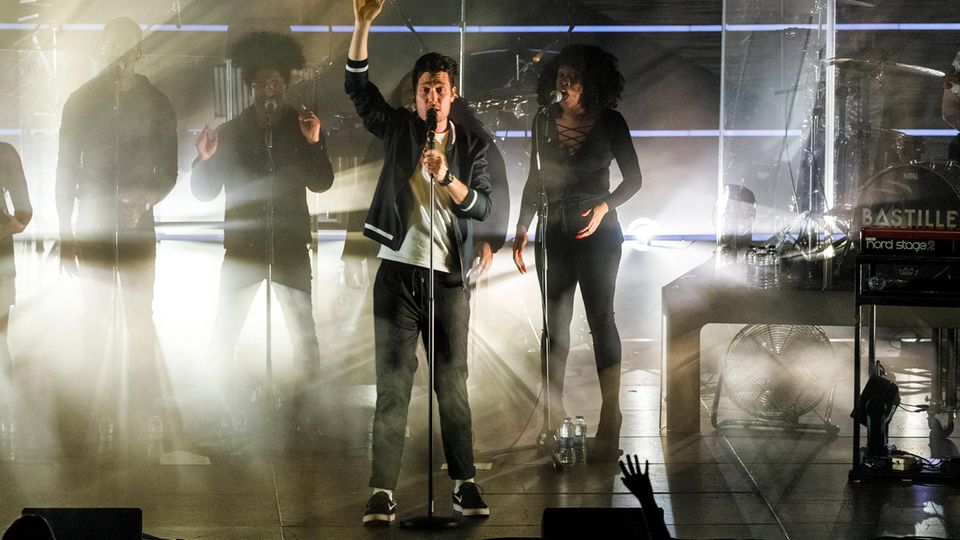 Dan Smith Bastille Orchetser Dan Smith auf der Bühne mit klassischen Musikern