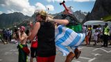 Auf der Tour de France finden sich die verücktesten Kostüme, natürlich dürfen Asterix und Obelix in Frankreich nicht fehlen