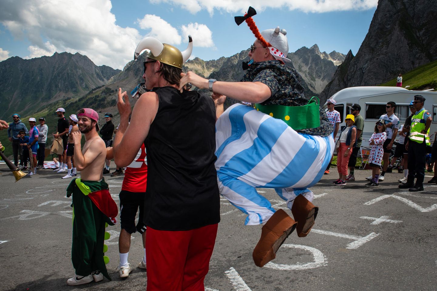Auf der Tour de France finden sich die verücktesten Kostüme, natürlich dürfen Asterix und Obelix in Frankreich nicht fehlen