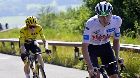 Tadej Pogacar (l) und Jonas Vingegaard lieferten sich ein Rennen um Sekunden – hier bei der 9. Etappe.